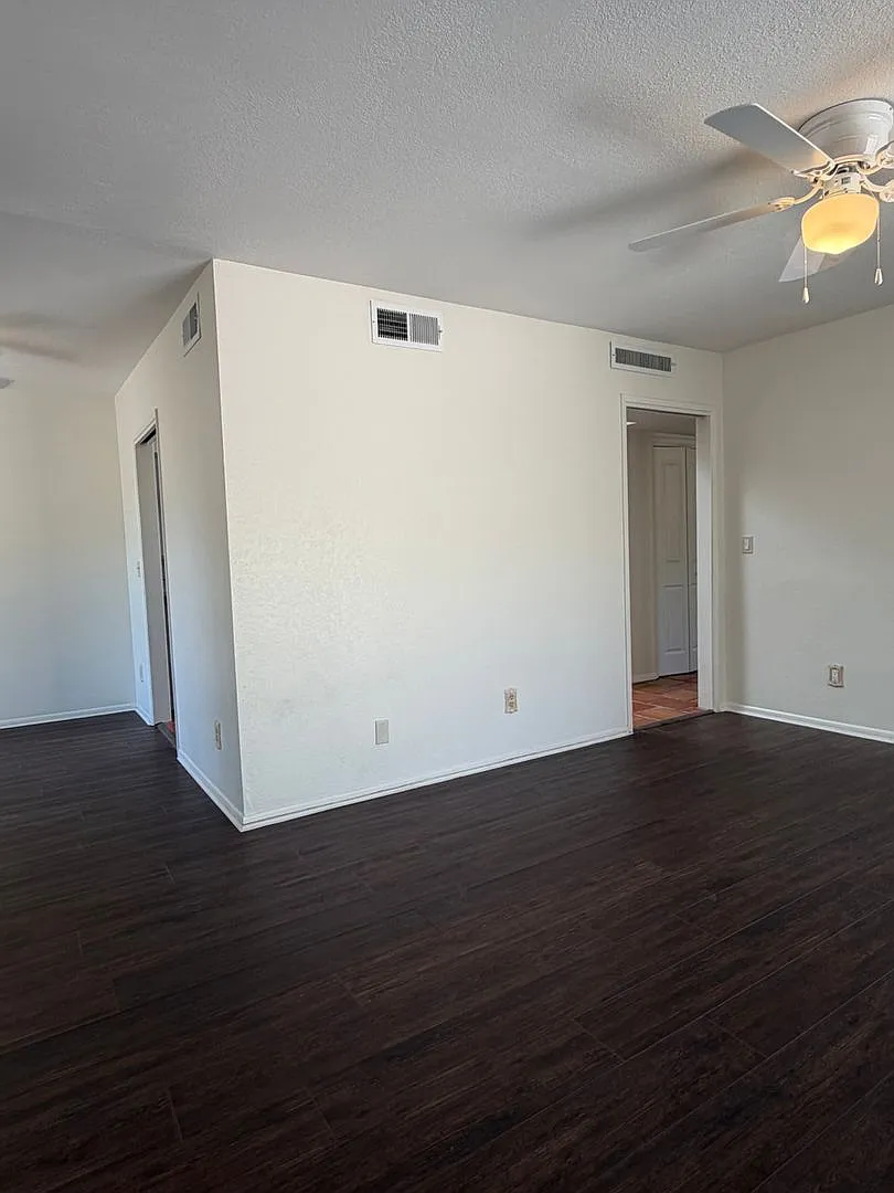 Stylishly Remodeled 2-Bedroom 2 Bath Townhome in Pueblo Villas — Photo 4