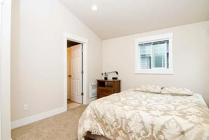High ceiling Bedroom