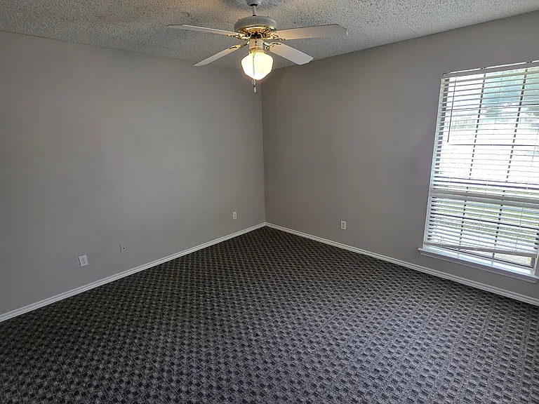 566 E Windsor Dr — Photo 9