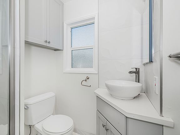4th image of 4804 Rose Ave