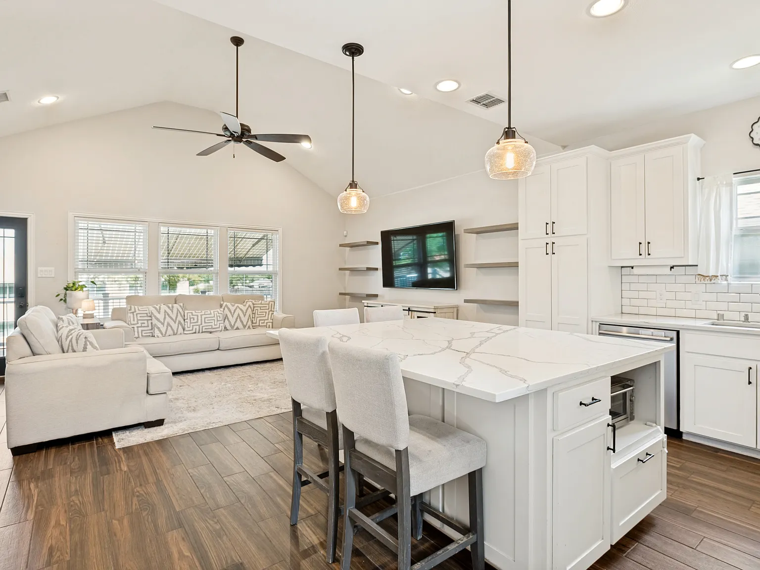 4 bed, 2.5 bath, 1970 sqft, $3,000 — Photo 3