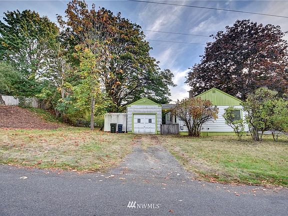 3rd image of 926 Puget St NE