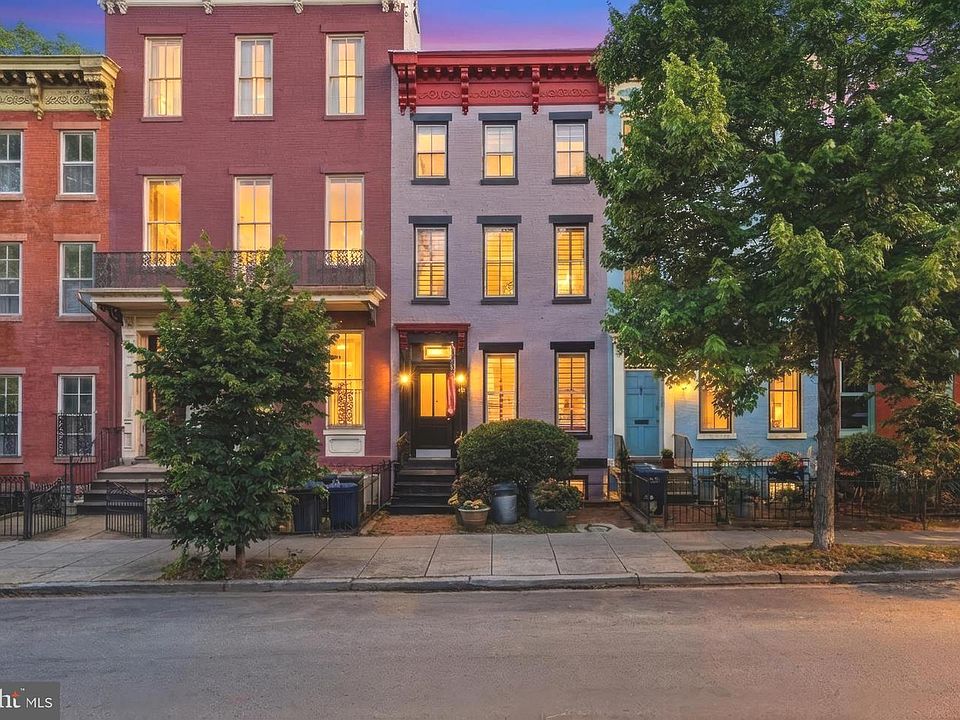 1st image of 313 C St SE