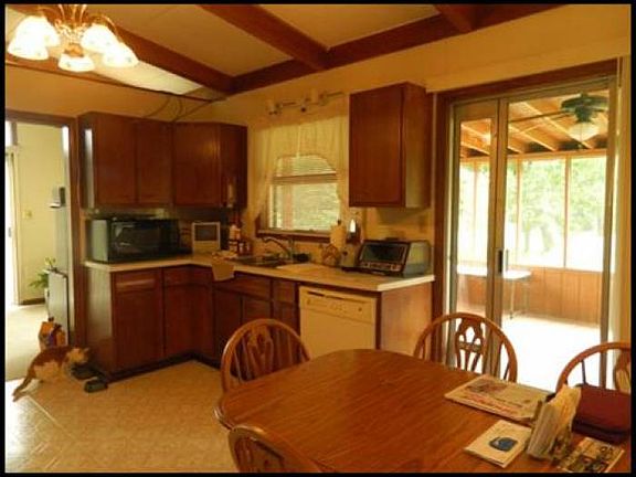 Kitchen has eat-in area