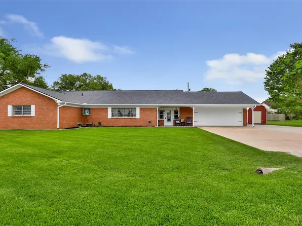 106 Lynn St, Anahuac, TX 77514