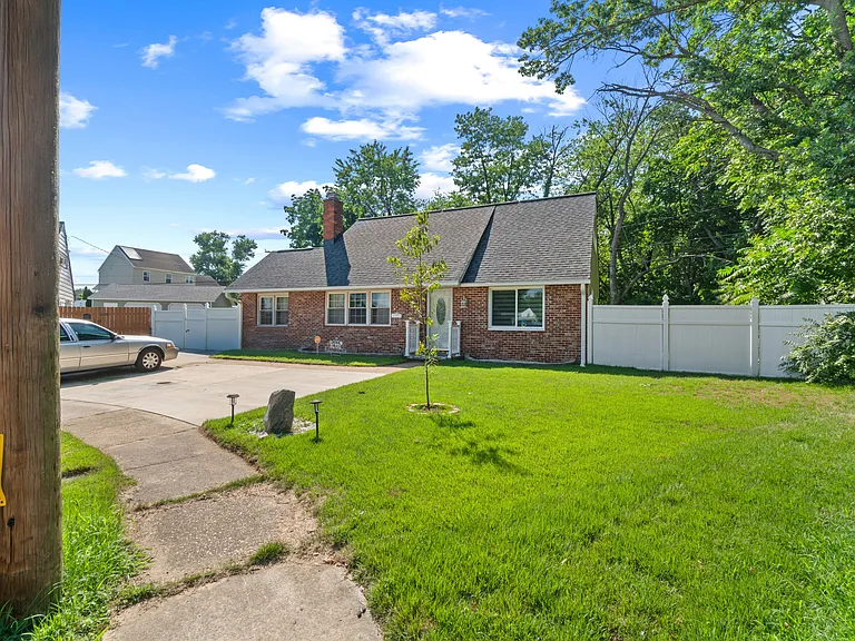 10 N Meadow Dr — Photo 2