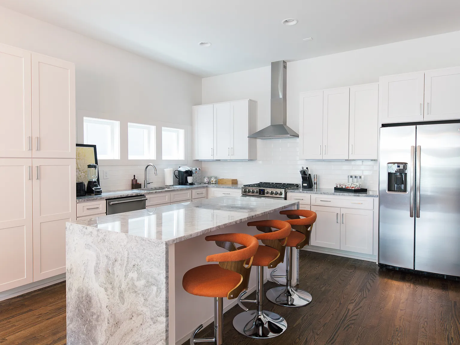 4 bed, 3.5 bath, 2725 sqft, $4,200 — Photo 2