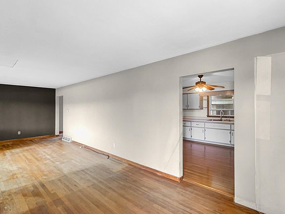 4th image of 15611 Grant St