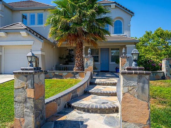 4th image of 371 Menard Cir