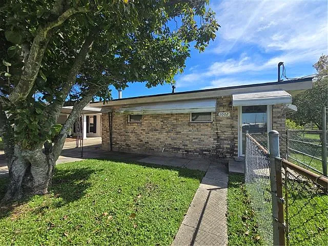2 bed, 1.0 bath, 900 sqft, $1,450 — Photo 2
