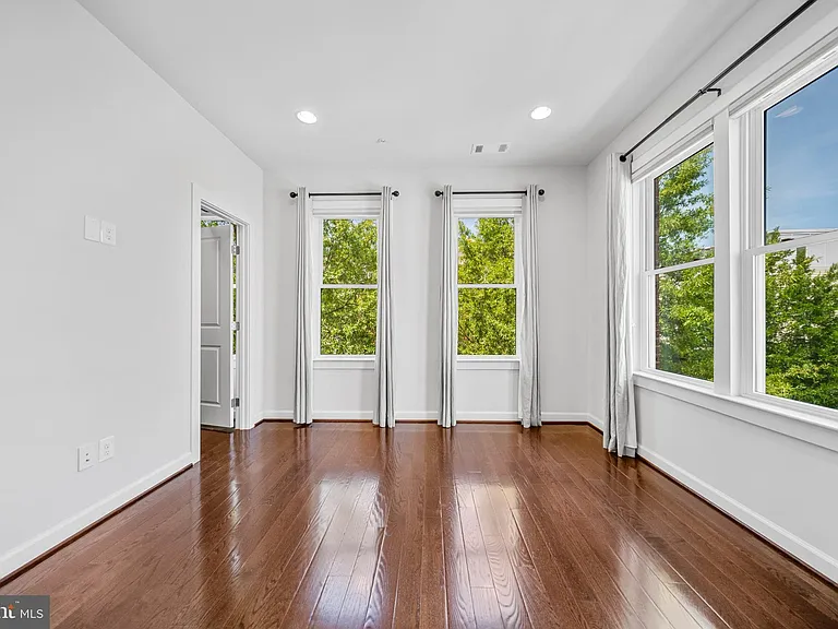 1121 S Lincoln St — Photo 28