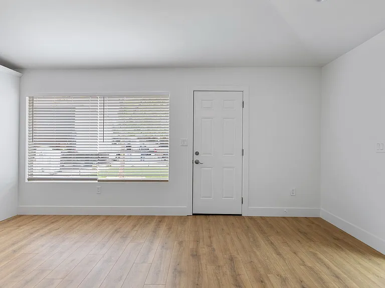 2044 S Forest Ave — Photo 4