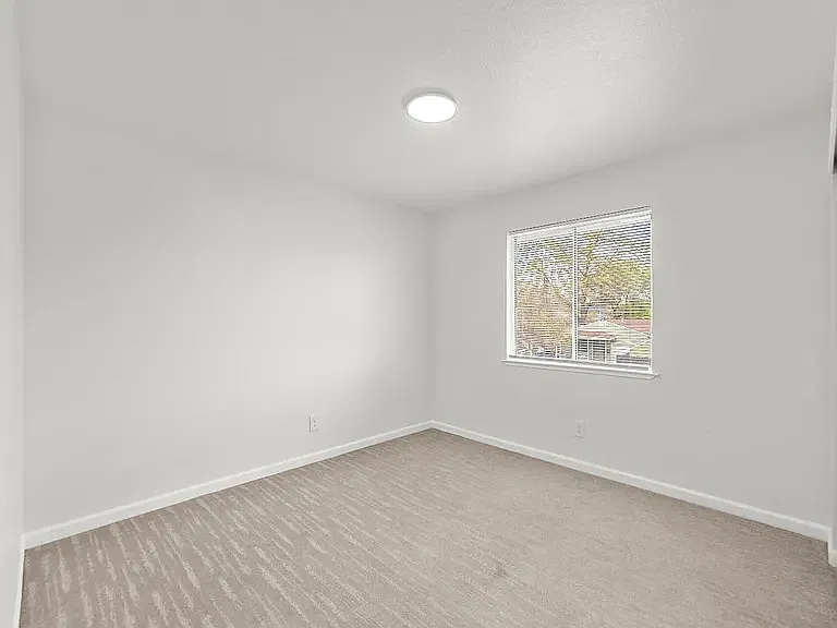 3 bed, 1218 sqft, $3,300 — Photo 2