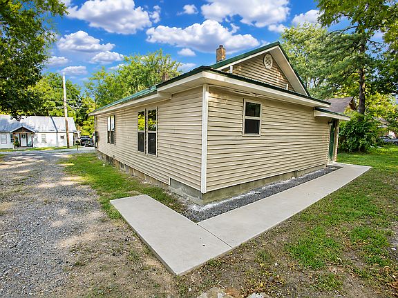 2nd image of 207 Spring St