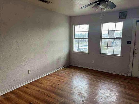5th image of 2035 Oak Dr