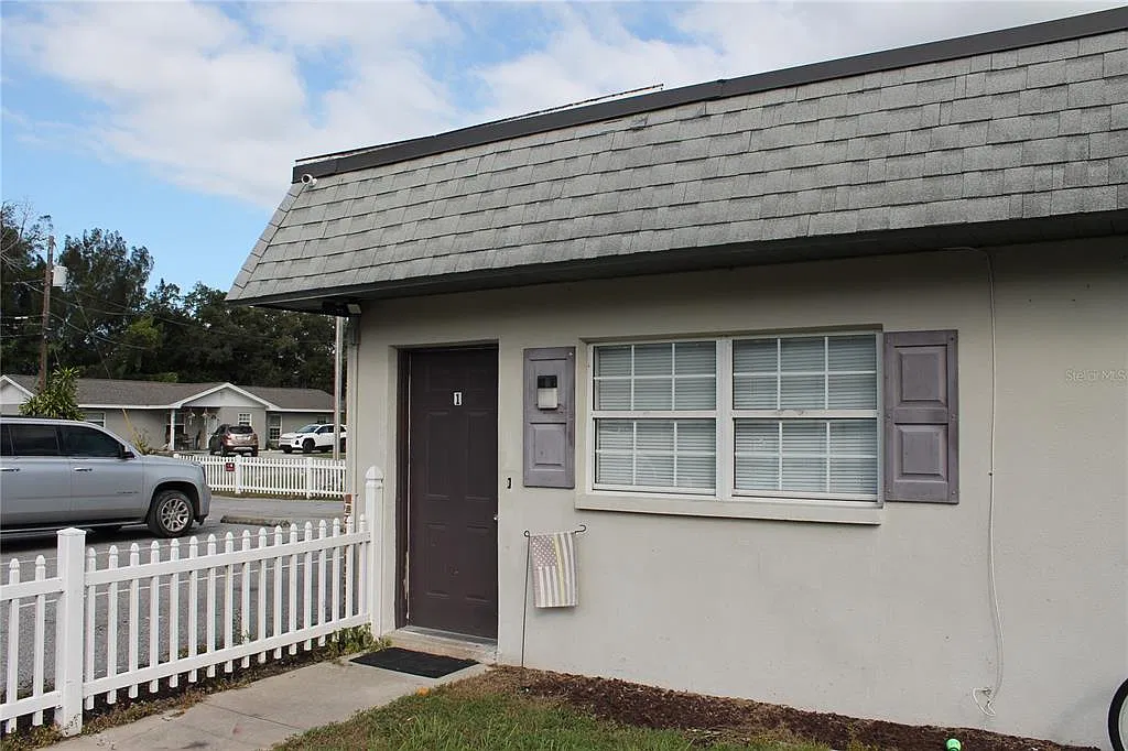 2 bed, 1.0 bath, 2464 sqft, $1,795 — Photo 2