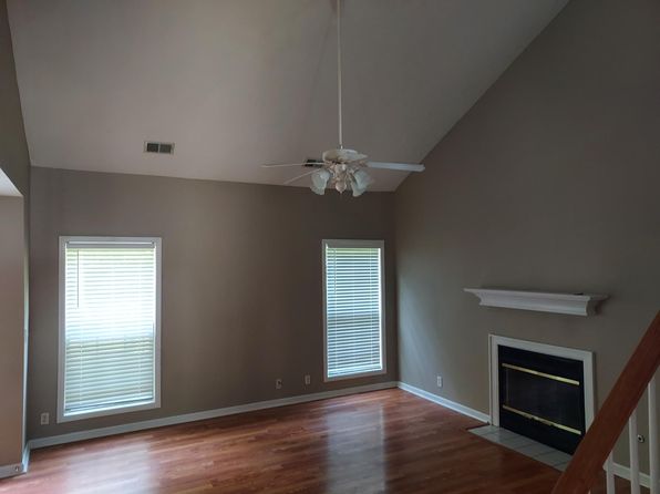 204 Woodland Lakes Dr, La Grange, KY 40031