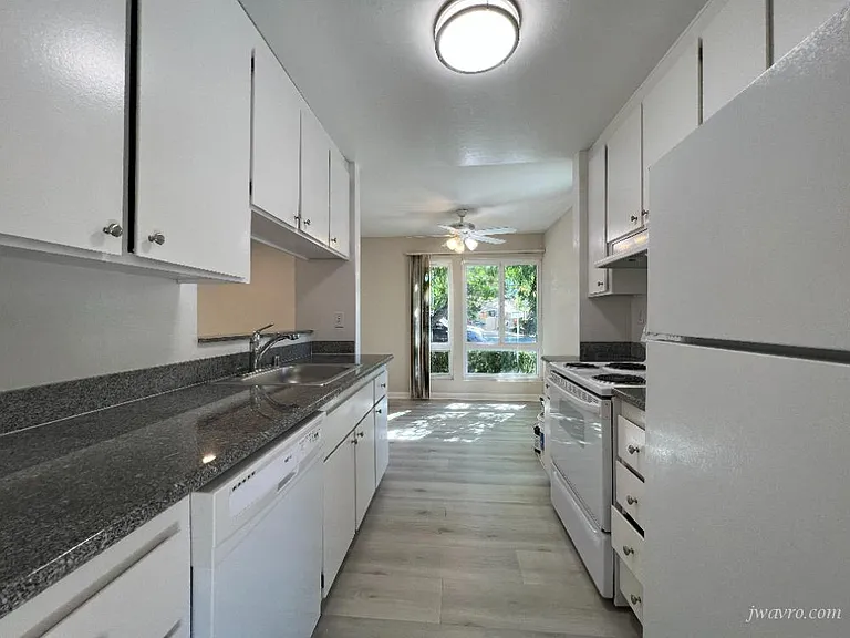1403 Oxford St — Photo 7