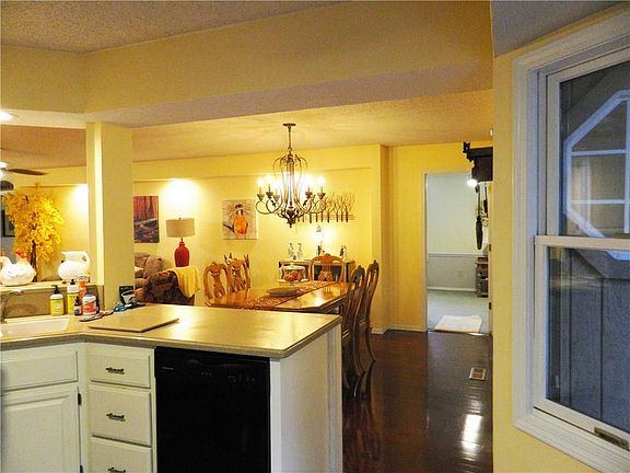 5th image of 55 Elizabeth Dr