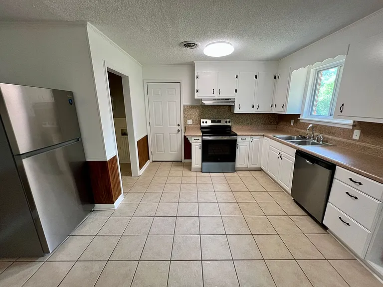 213 Kingnut Dr — Photo 8