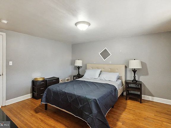 3rd image of 2921 W 3rd St