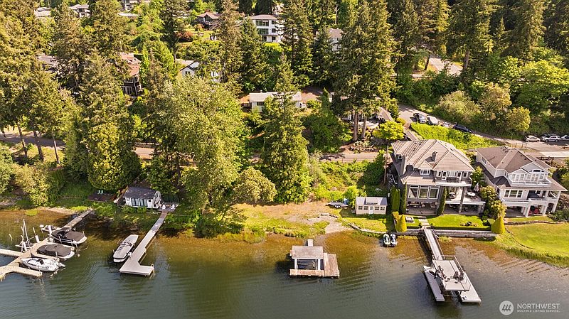 2nd image of 3027 E Lake Sammamish Parkway SE