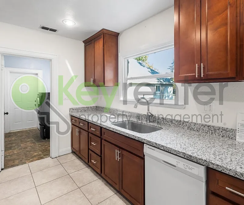 3 bed, 2.0 bath, 2156 sqft, $2,350 — Photo 2