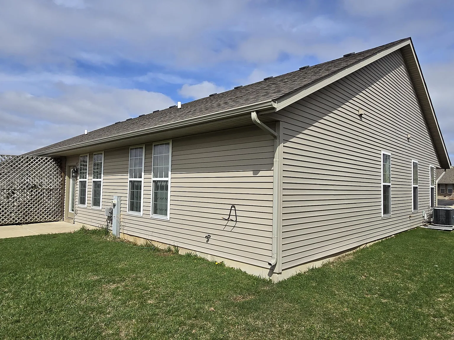 2 bed, 1300 sqft, $1,600 — Photo 3
