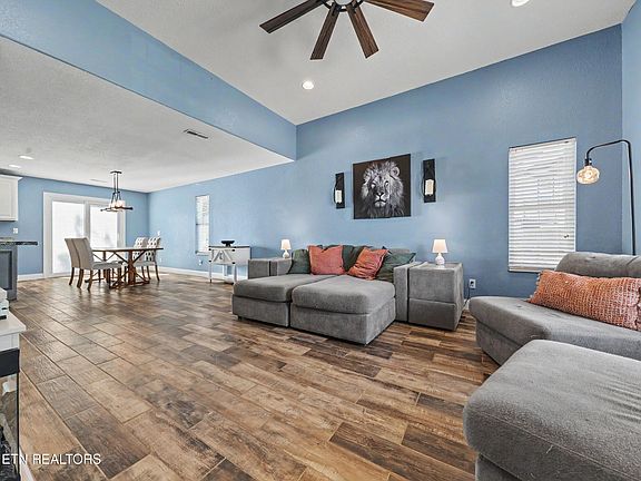 3rd image of 1351 Wisteria Ln