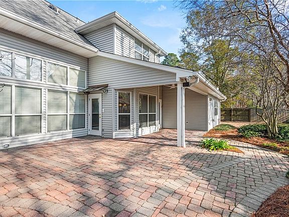 3rd image of 1303 Woodmere Dr