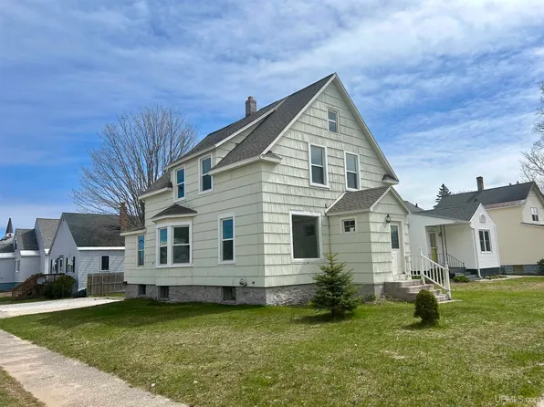 301 E Chocolay St, Munising, MI 49862
