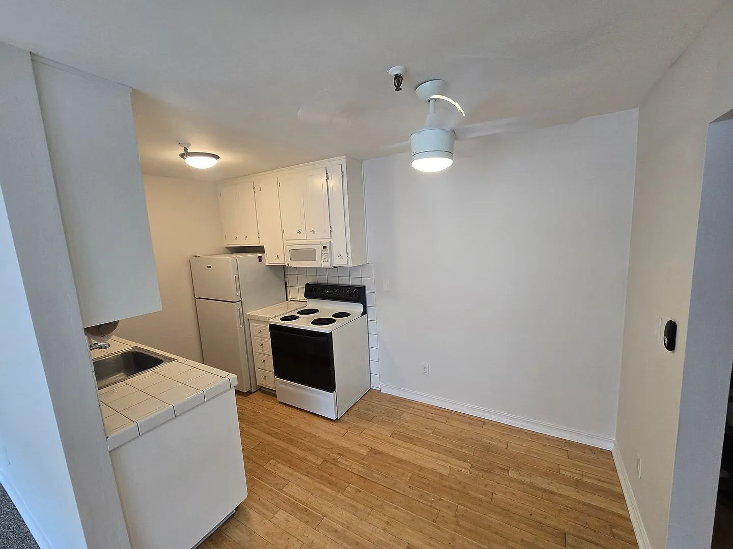 Peak Ocean View - Gated Building - 3rd Floor Unit - Garage Parking Space - Pool/Spa — Photo 2