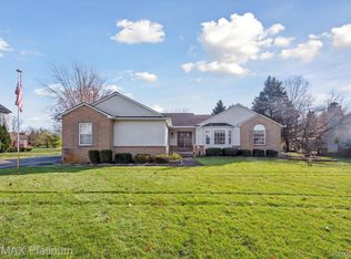 2105 Ore Creek Ln, Brighton, MI