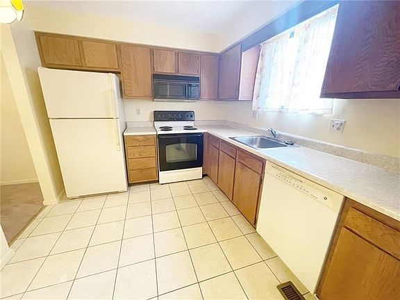 4th image of 102 Maywood Dr