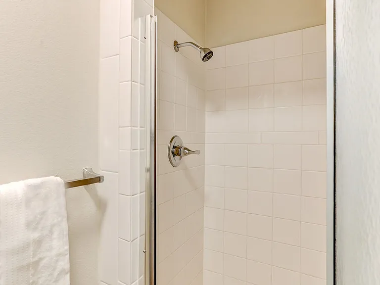 Monaco Parkway Apartments — Photo 15