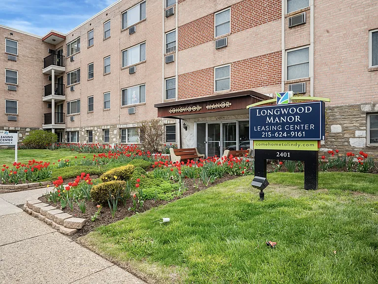 Longwood Manor — Photo 14