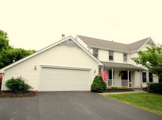 30 Stonefield Pl, Honeoye Falls, NY 14472