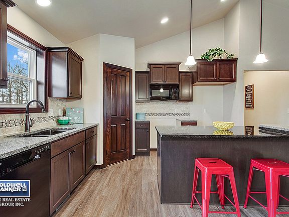 Corner walk-in pantry