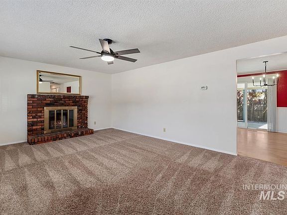 4th image of 580 E Amanita St