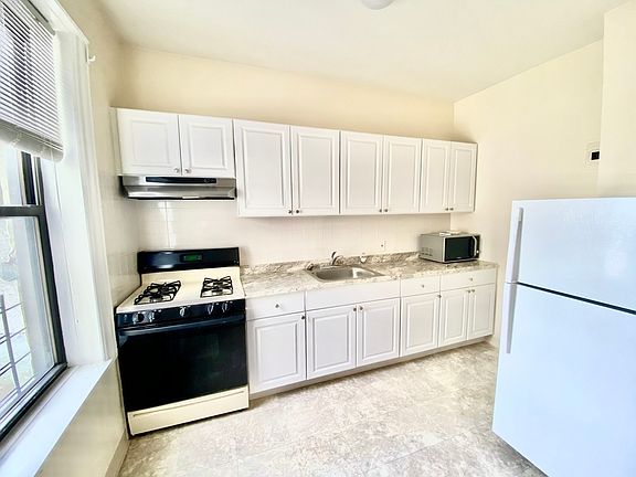 4th image of 31-58 38th St #4R