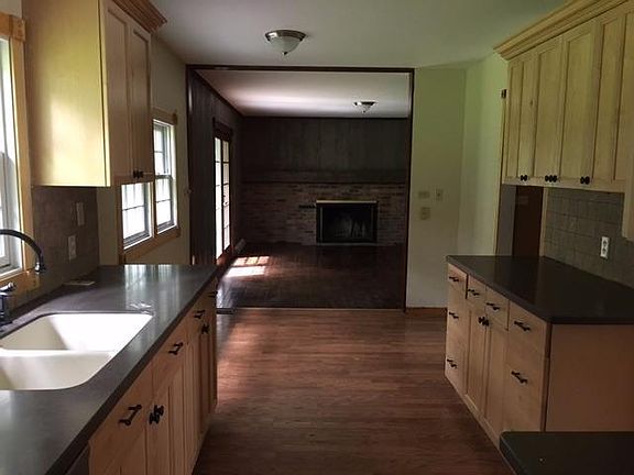 3rd image of 2328 Hemlock Ln