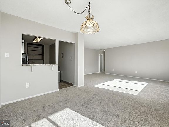 5th image of 2059 Huntington Ave APT 503