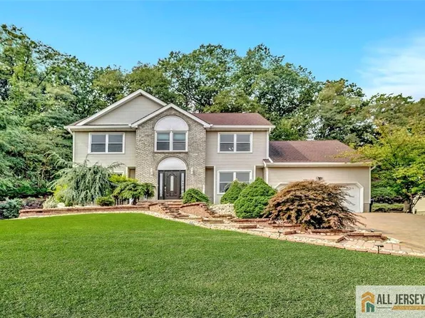 8 Christian Dr, East Brunswick, NJ 08816