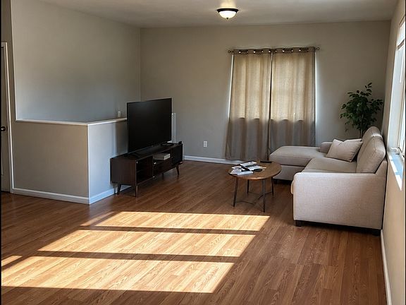 3rd image of 932 S Tennyson St #1
