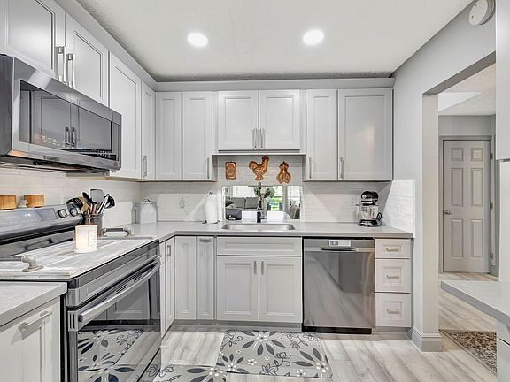 4th image of 8799 Holly Court #202