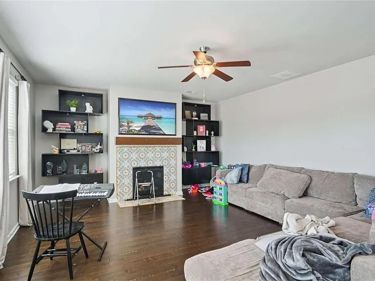 3605 Broadwick Ln — Photo 3