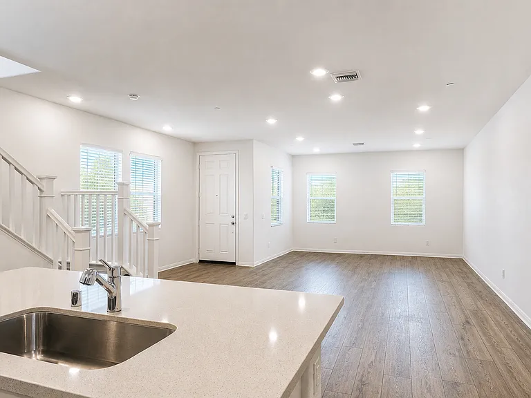 4066 E Coronado Privado — Photo 4