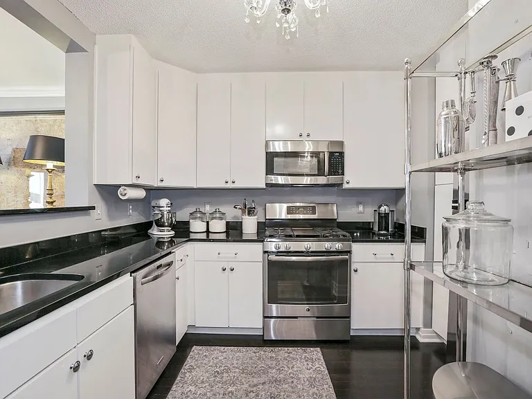 915 E St NE #1002 — Photo 10