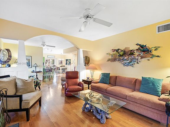 4th image of 902 N Palmway