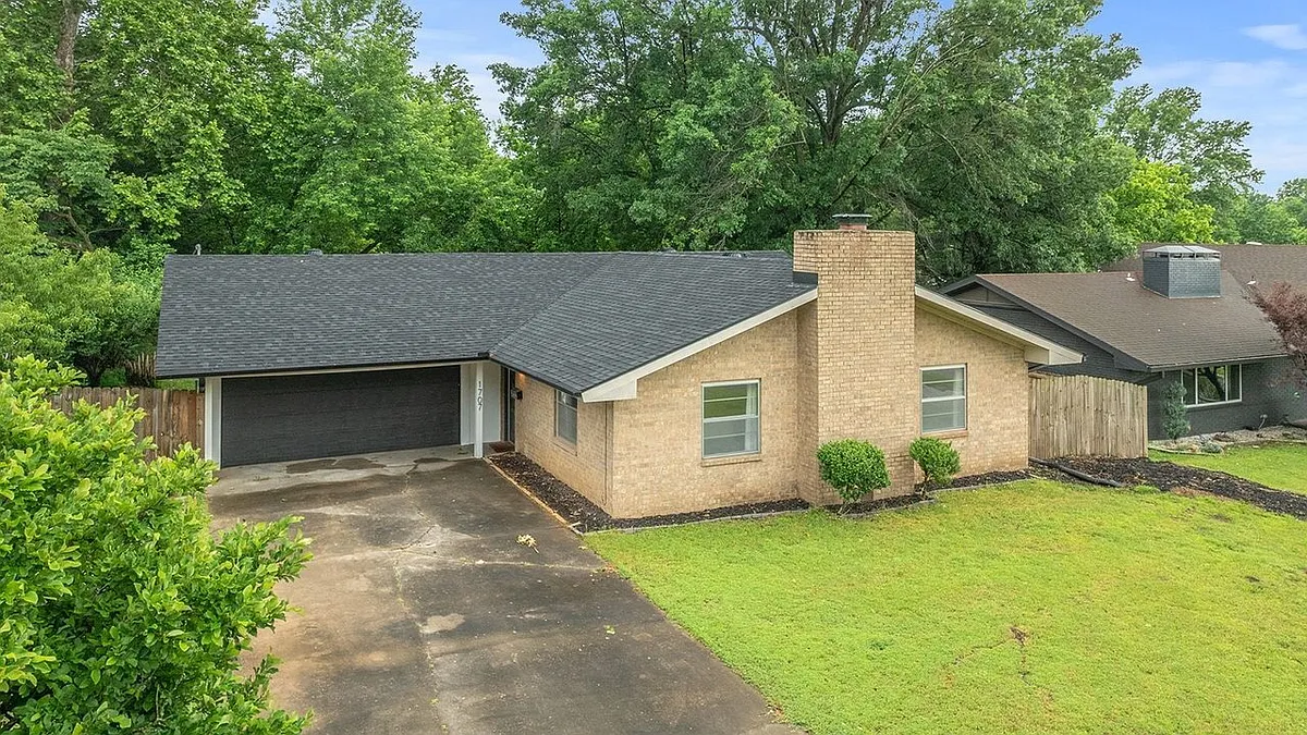 Building Photo - 1707 Phillips Dr